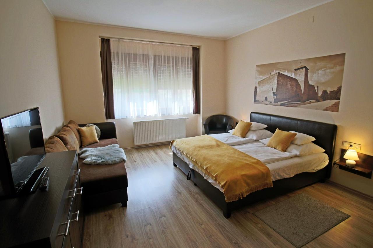 Ferienwohnung Gelleny Lux Apartman Gyula Exterior foto