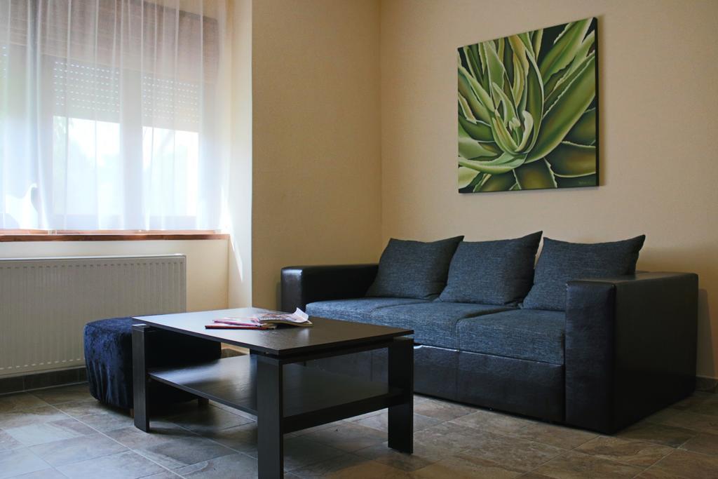 Ferienwohnung Gelleny Lux Apartman Gyula Exterior foto