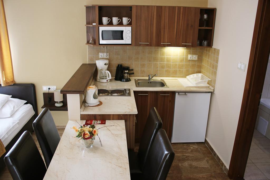 Ferienwohnung Gelleny Lux Apartman Gyula Exterior foto