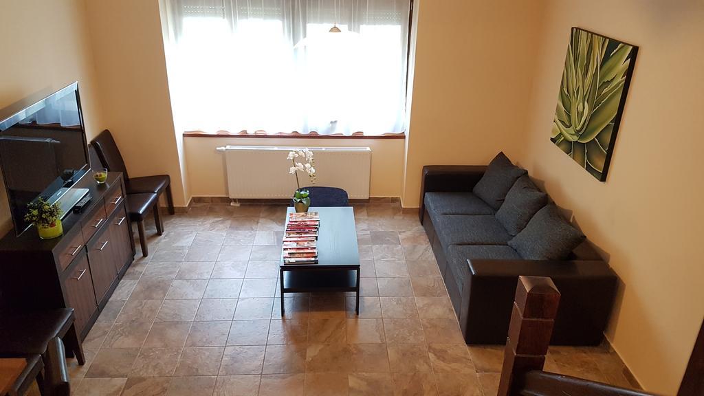 Ferienwohnung Gelleny Lux Apartman Gyula Exterior foto